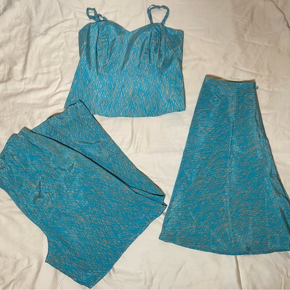 THREE PIECE VINTAGE SILK SET - Picture 2 of 12